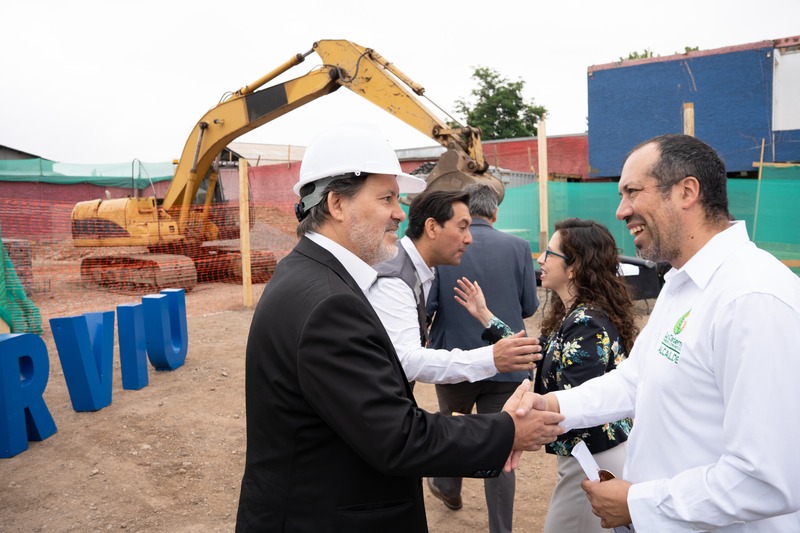 Firma del acta de entrega de terreno del conjunto Los Naranjos