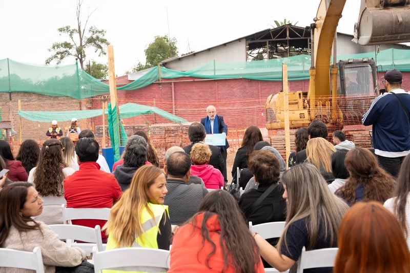 Familias y autoridades en la entrega de terreno del conjunto Los Naranjos